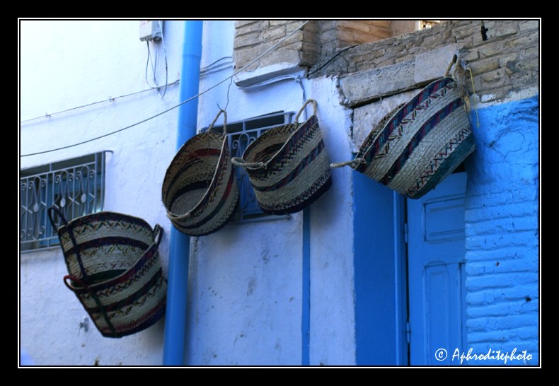 220 Kairouan, paniers sur une facade